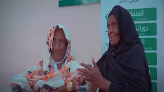 حاجة سبعينية ترافق والدتها التسعينية طوال مناسك الحج (فيديو)