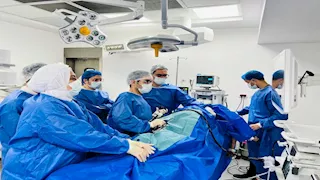 لأول مرة بالتأمين الصحي الشامل.. استئصال ورم ضخم "بدون جراحة" في بورسعيد