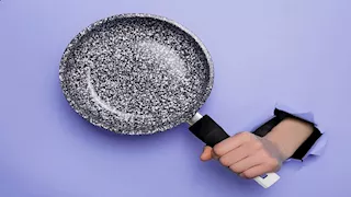 لماذا لا يُنصح بسكب الماء المغلي في أواني الطهي غير اللاصقة؟
