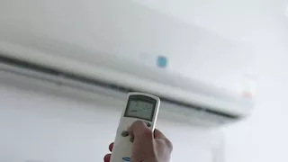 المراوح أم التكييف في الطقس الحار.. أيهما الأفضل لصحتك؟