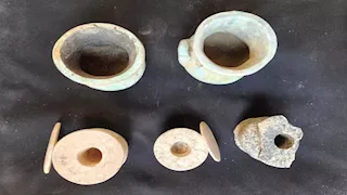 الكشف عن أول أثاث جنائزي شبه متكامل وأقراط ذهبية في مقبرة بالمطرية