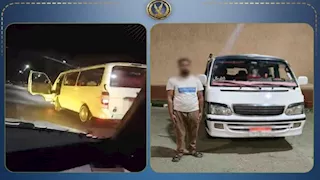 فتح باب الميكروباص وهو سايق.. ضبط سائق عرّض حياة المارة للخطر بالسويس