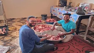 سائح إيطالي يشارك أهالي الضبعية بالأقصر في توزيع لحوم الأضاحي