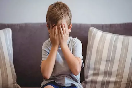 لماذا يرتفع القلق لدى الأطفال؟.. طبيب يوضح الأسباب ويقدم نصائح للآباء