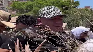 "مقصرتش والله يا أبويا".. حمو بيكا ينهار أمام قبر والده في الإسكندرية (صور)