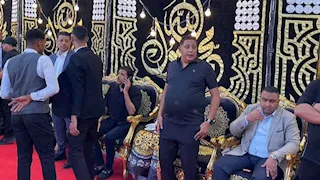 الحزن يسيطر على حمو بيكا أثناء تلقيه عزاء والده في الإسكندرية.. صور