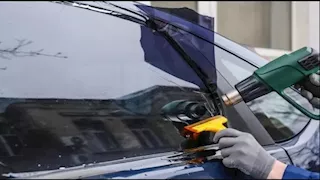 بعيدًا عن المخالفة.. ما مزايا وعيوب زجاج السيارات الفاميه؟