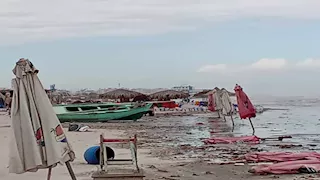 "الجو قلب في بورسعيد".. رياح قوية وأمواج تبتلع رمال الشاطئ