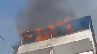 "ألسنة اللهب تخرج من النوافذ".. حريق هائل بفندق في بورسعيد
