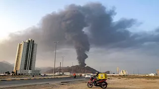الإمارات.. حريق في منطقة الفجيرة إثر استهداف بمسيّرة إيرانية