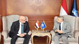 رئيس قناة السويس يبحث مع سفير السويد تعزيز التعاون والخدمات اللوجستية