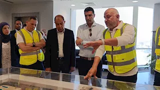 وصول وزير الصناعة إلى المنيا لتفقد مصنع القناة للسكر