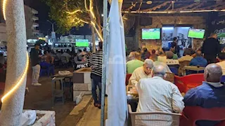 شاشات منفصلة وروح واحدة.. مقهى بالسويس يجمع مشجعي الأهلي والزمالك في ليلة حسم الدوري - فيديو وصور 