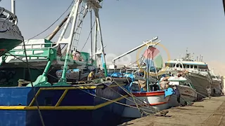 هدوء في "الأتكة".. مراكب الصيد تربط أرصفة السويس ومطالب بصندوق إعانات -صور