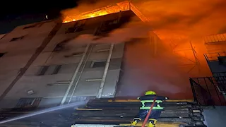 النيابة تعاين حريق مصنع أثاث ودهانات بالقطامية.. تفحم المخزن دون إصابات