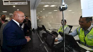 كامل الوزير يستقل مونوريل شرق النيل في أول أيام التشغيل - صور