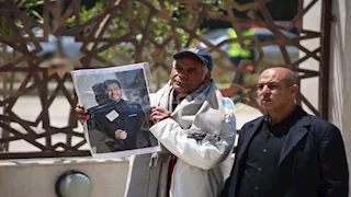 لقطة مؤثرة من جنازة الفنان هاني شاكر.. "شخص يقبّل صورته"