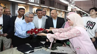 بالصور- وزير الصناعة ومحافظ بني سويف يتفقدان مجمع الأسمنت ومصانع الملابس