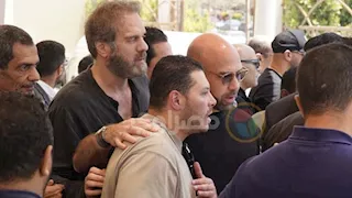 في حالة من الذهول.. نجل هاني شاكر يودّع والده في الجنازة