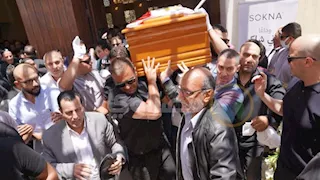 بالصور.. رامي صبري يحمل جثمان هاني شاكر