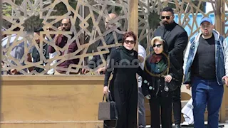باقة ورود من رئيس فلسطين وحجاب فيفي عبده وميرفت أمين.. لقطات من جنازة هاني شاكر