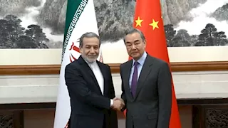 وزير الخارجية الصيني يُجري محادثات مع نظيره الإيراني