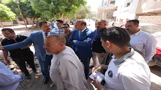 محافظ أسيوط يستجيب لاستغاثة مواطن ويصطحبه في سيارته لمعاينة شكواه