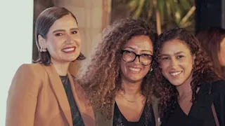 هنا شيحة بإطلالة بسيطة فاخرة.. هكذا اختارت اللوك