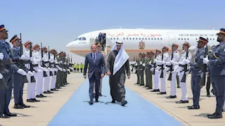 صور وفيديو.. السيسي يتفقد القوات المصرية في الإمارات خلال زيارة أخوية