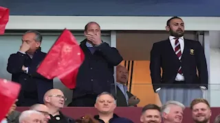 شاهد بالفيديو.. نجم منتخب مصر السابق يحتفل مع ولي العهد البريطاني