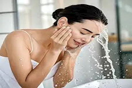 منظف الوجه مقابل غسول الوجه- أيهما أفضل؟