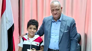 وكيل تعليم بورسعيد يستقبل طالبًا أصيب خلال مشاجرة مع زميله