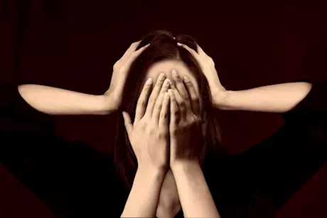 أعراض نقص فيتامين أ- طبيب يوضح مكان الصداع الناتج عنه في الرأس