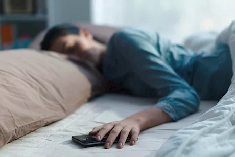 النوم بالهاتف.. طبيب يحذر: عادة تهدد الجسم بهذه الأضرار