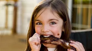 بعد أكل لحمة العيد.. نصائح طبية لحماية الأطفال من مشكلات الهضم 