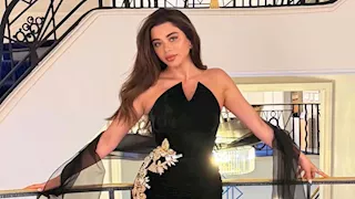 "الأسود يليق بكِ".. 15 صورة لـ يارا السكري بإطلالات سوداء ساحرة