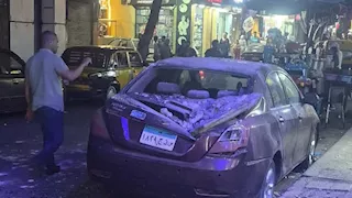 تحطم سيارة انهارت عليها شرفة عقار بالإسكندرية- صور