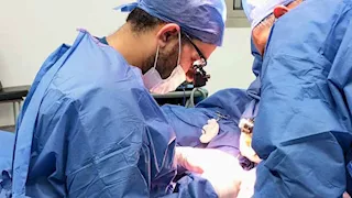لأول مرة في أسوان.. 7 عمليات دقيقة لتشوهات عظام الأطفال بمستشفى دراو المركزي