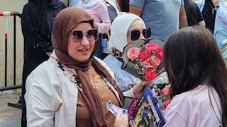 "الكتكوت بيتخرج".. ورد وزغاريد احتفالًا بانتهاء الشهادة الإعدادية في بورسعيد- صور