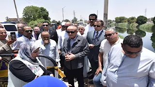محافظ الأقصر يتفقد موقع انهيار طريق مدخل إسنا ويطمئن المواطنين -صور 