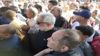 بالصور.. نجوم الفن يشاركون في جنازة عبدالعزيز مخيون في البحيرة