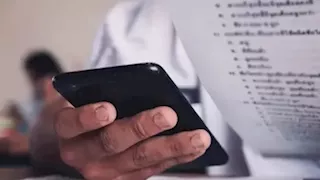 ضبط طالب حاول تصوير امتحان الإعدادية بالخصوص 