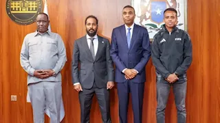 الرئيس الصومالي ورئيس الوزراء يستقبلان الحكم عمر أرتان بعد منعه من دخول أمريكا