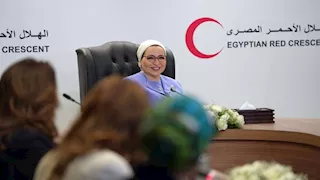 انتصار السيسي تشيد بدور متطوعي الهلال الأحمر المصري في دعم غزة