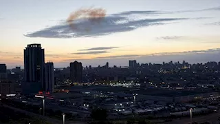 شظايا مسيّرات إيرانية تستهدف البحرين وتتسبب في أضرار بالمنازل وإصابة طفلة 
