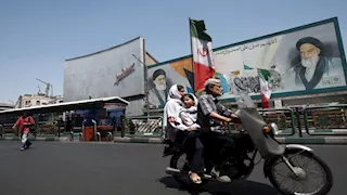 لماذا يلجأ ترامب إلى الضربات العسكرية للضغط على إيران؟