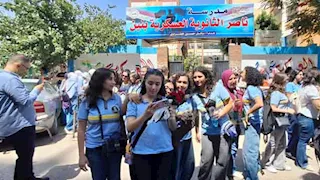 بالورود والسيلفي.. احتفالات أولياء الأمور والطلاب بختام امتحانات الإعدادية بأسيوط- فيديو وصور