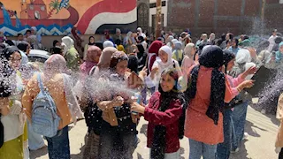 بالزغاريد والشيكولاتة.. طالبات الإعدادية فى كفر الشيخ يحتفلن بانتهاء الامتحانات -صور