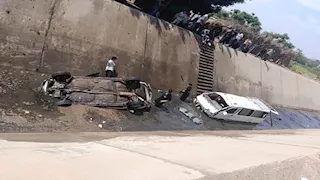 إصابة 12 شخصًا إثر انقلاب ميكروباص وسيارة ملاكي داخل ترعة بشبين القناطر -صور