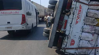 انقلاب سيارة محملة بالزجاج أمام مستشفى طوخ بالقليوبية  